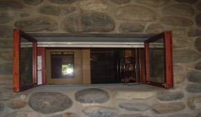 River Rock Walls - Deluxe Spa room